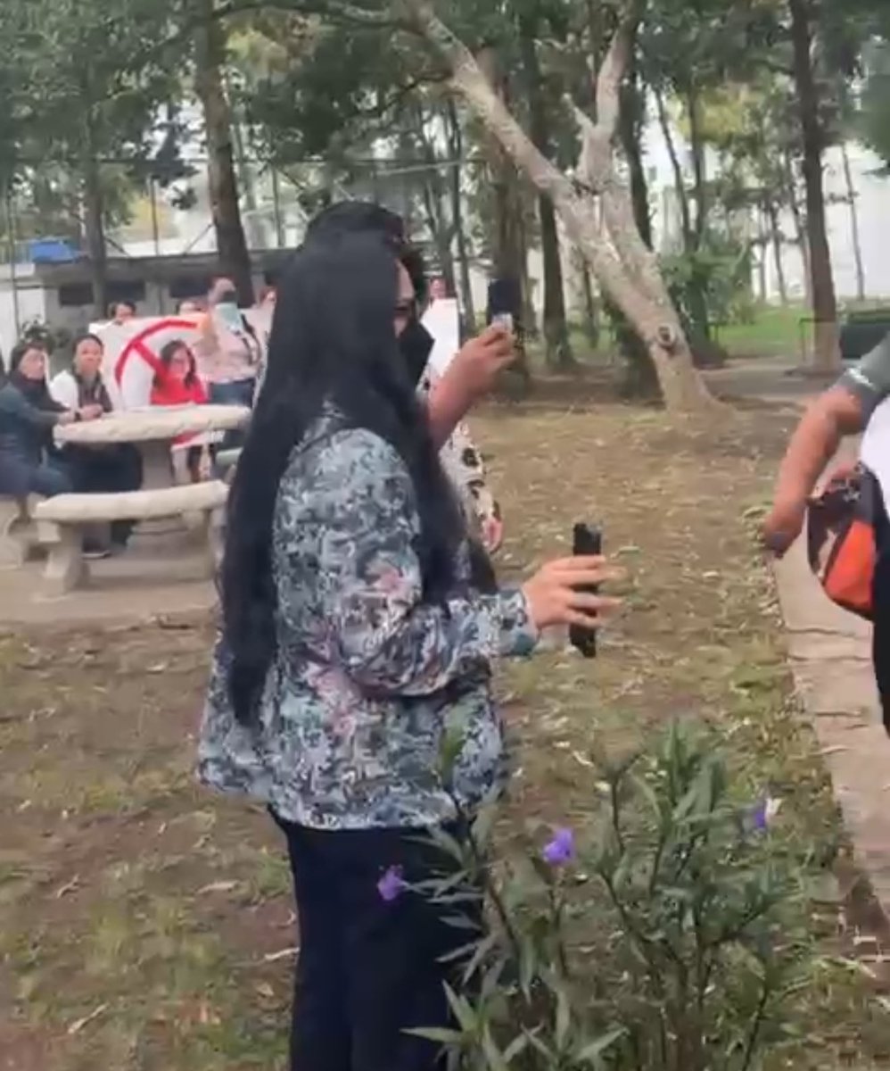 jovannagarcon's tweet photo. Queda en evidencia que estas personas que estaban hoy grabando mientras otras agredían a diputados de @BancadaSemilla, son colaboradoras del netcenter Yes Máster. Los videos ya circulan en el netcenter: https://t.co/2m6dhdDirF