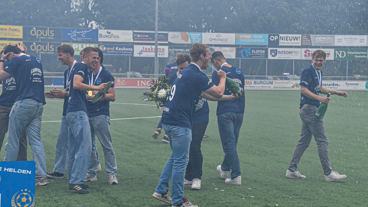 𝗧𝗥𝗢𝗧𝗦 𝗢𝗣 𝗗𝗘 𝗞𝗔𝗠𝗣𝗜𝗢𝗘𝗡𝗘𝗡 𝗩𝗔𝗡 𝗙𝗖 𝗕𝗨𝗥𝗚𝗨𝗠 𝟲💙 

Kampioen van de 6e / Kelderklasse🏆