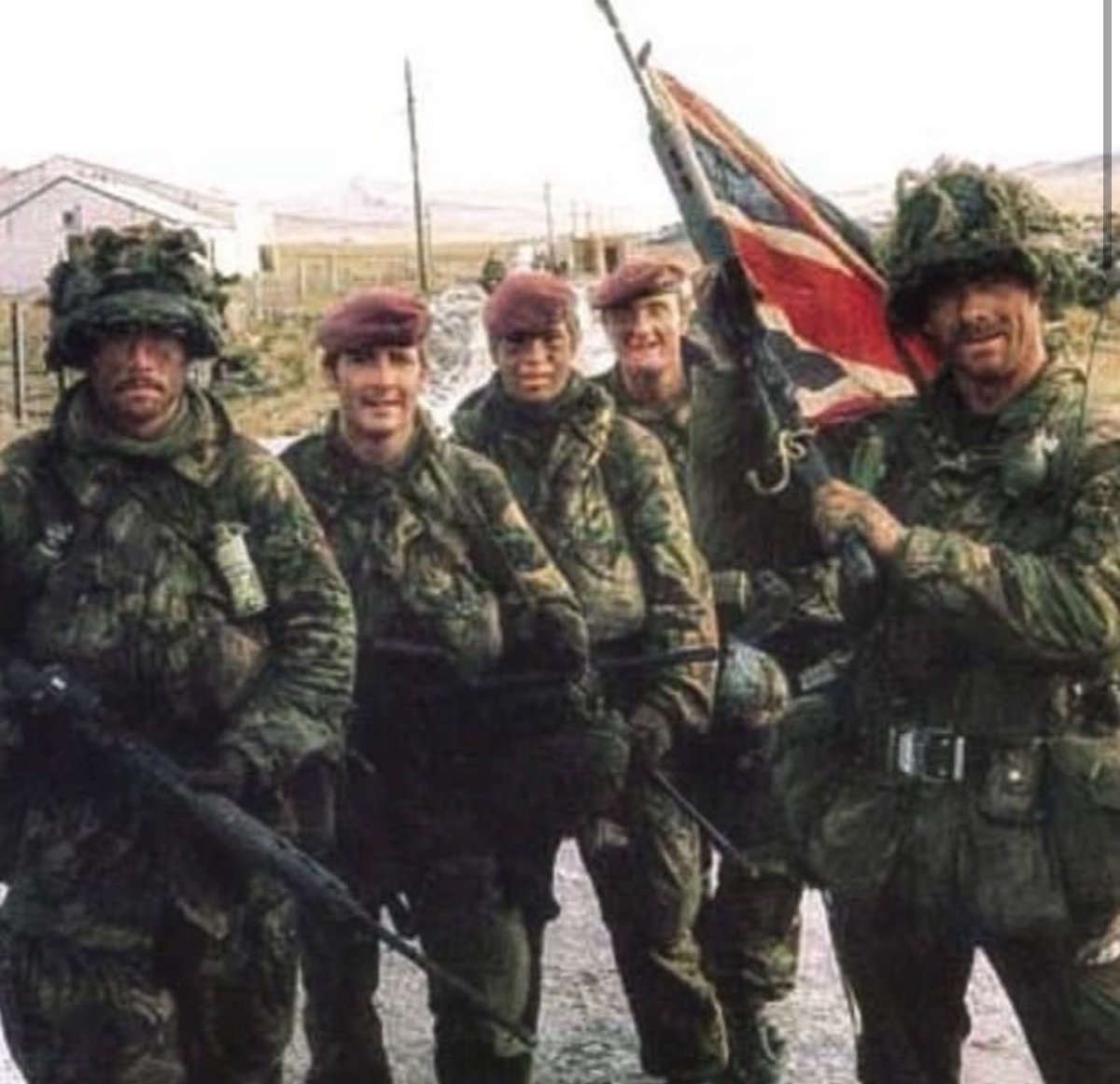 TheParachuteReg's tweet image. The battle for Goose Green was the first and the longest battle of the Falklands War. It represented a fourteen-hour struggle waged by the Second Battalion The Parachute Regiment (2 PARA), pitted against various sub-units of the Argentine army and air force over nearly…