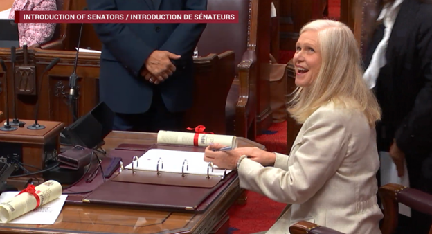 L’honorable Dawn Arnold est la première femme à avoir occupé les fonctions de mairesse de la ville de Moncton entre 2016 et 2025. Elle a notamment assuré la présidence du Festival Frye, un évènement littéraire incontournable du Canada atlantique. La sénatrice Arnold du