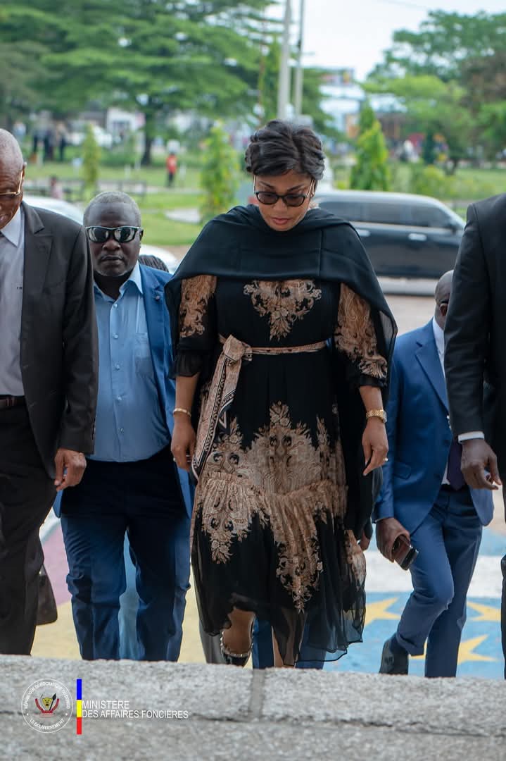 godefroid072's tweet photo. SE Acacia BANDUBOLA MBONGO @bandubolambongo ,Ministre d'Etat, Ministre des affaires Foncières, participe à la clôture du séminaire de renforcement de capacités des agents et cadres du ministère des affaires foncières.  Leçon magistrale de la Ministre d'Etat sur LES PRATIQUES FONCIÈRES EN MARGE DE LA LOI   à l'université de KINSHASA. (UNIKIN)

"Ecriture Plus Numérique"

@Minaff_fonc_rdc @central_sage @EnFondation @acprdcongo