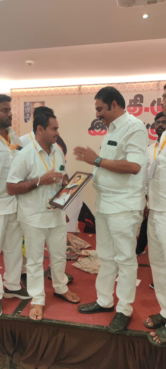 SNasurudeen2's tweet photo. இளைஞர் அணி நிர்வாகிகள் அறிமுக கூட்டத்தில் மாநில இளைஞர் அணி துணை செயலாளர்  @keprakashdmk M.P அவர்களிடம் வாழ்த்து பெற்ற போது...
 @KMRAVIExMc1
#சாய்பாபாகாலனி_பகுதி_கழகம் https://t.co/AJw7nmSUc5