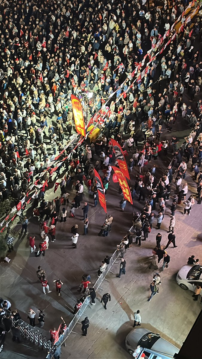 mervekarabull's tweet photo. @nasuhbektas Alanda 100.000 kişi varmış evet evet var 😂😂😂 ya siz varya çok komiksiniz 😂 https://t.co/bYCahUZIA3