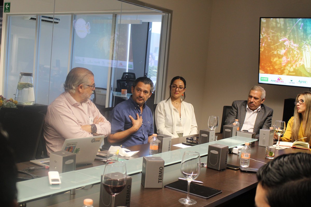 Firma de convenio entre <a href="/aneberriesmx/">Aneberries</a>  <a href="/BASF/">BASF</a>  <a href="/alasparaelcampo/">Alas para el Campo</a> , sin duda este tipo de iniciativas y el trabajo conjunto de los productores y empresas  son un gran impacto para la biodiversidad de México.