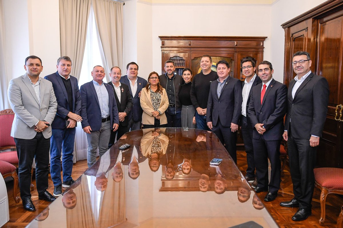Un valioso encuentro con mis colegas Gobernadores y el Vicepresidente <a href="/AllianaPedro/">Pedro Alliana</a>, el trabajo en equipo es clave para impulsar obras y programas que beneficien a nuestras comunidades. 

El Paraguay se construye desde los departamentos 💪🏻🇵🇾