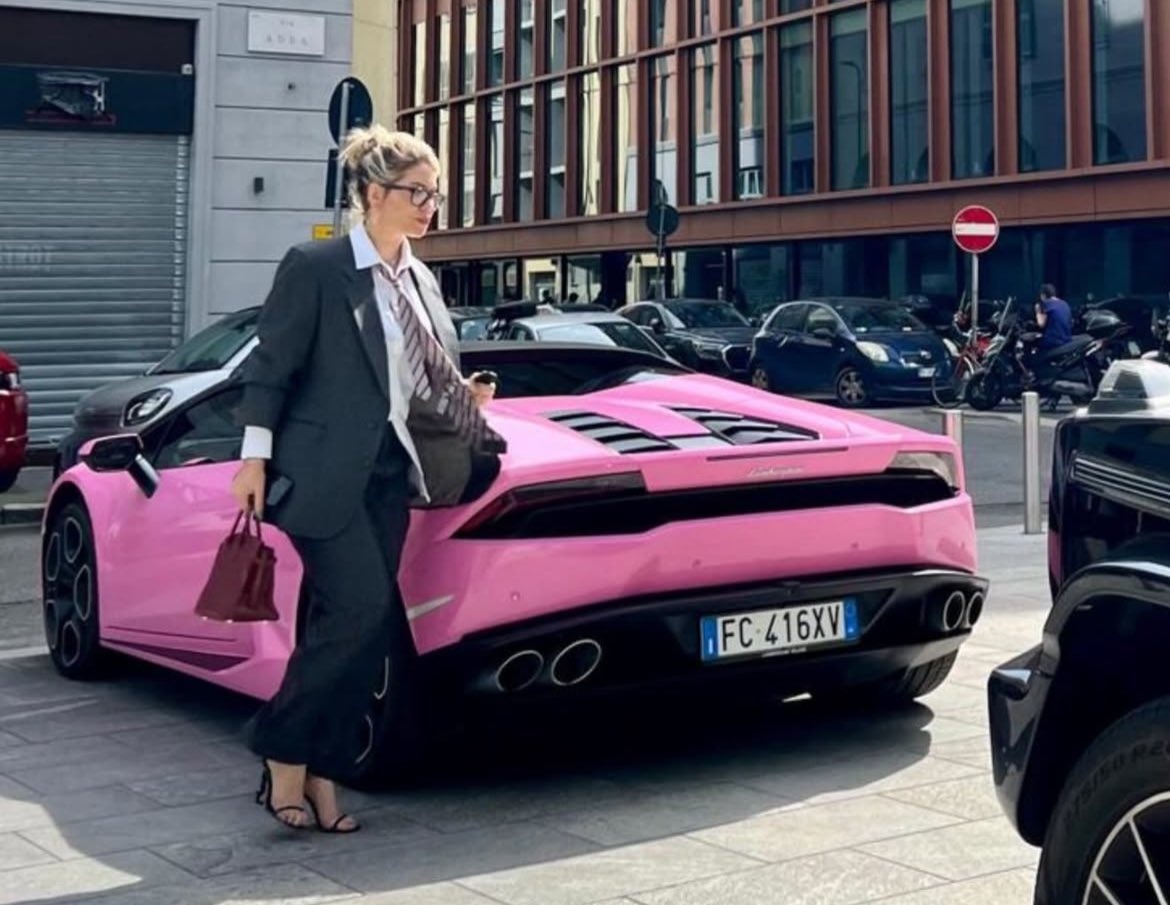 perritotwitero0's tweet image. #Wanda Nara se quedó con el Lamborghini y encima le cambio el color. Diosa 💖
