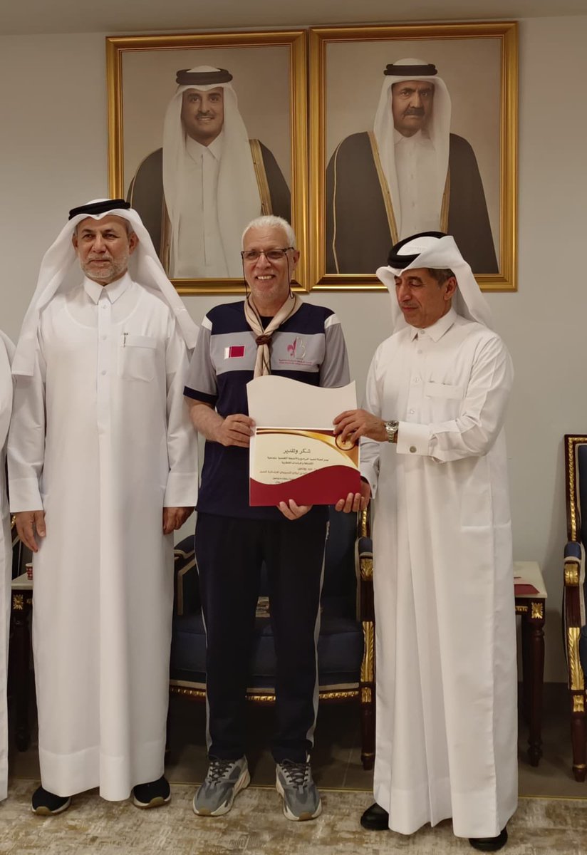 ✨ تكريم مستحق ✨
الأستاذ عيد يونس سليمان (معلم التربية الخاصة) يُكرَّم من د.إبراهيم النعيمي وكيل الوزارة،تقديرًا لجهوده في تقديم ورش تدريبية بجمعية الكشافة.
بإشراف القسم الأكاديمي وبرعاية الإدارة.
ألف مبروك!
#مدرسة_عبدالله_بن_تركي_السبيعي
#وزارة_التربية_والتعليم_والتعليم_العالي