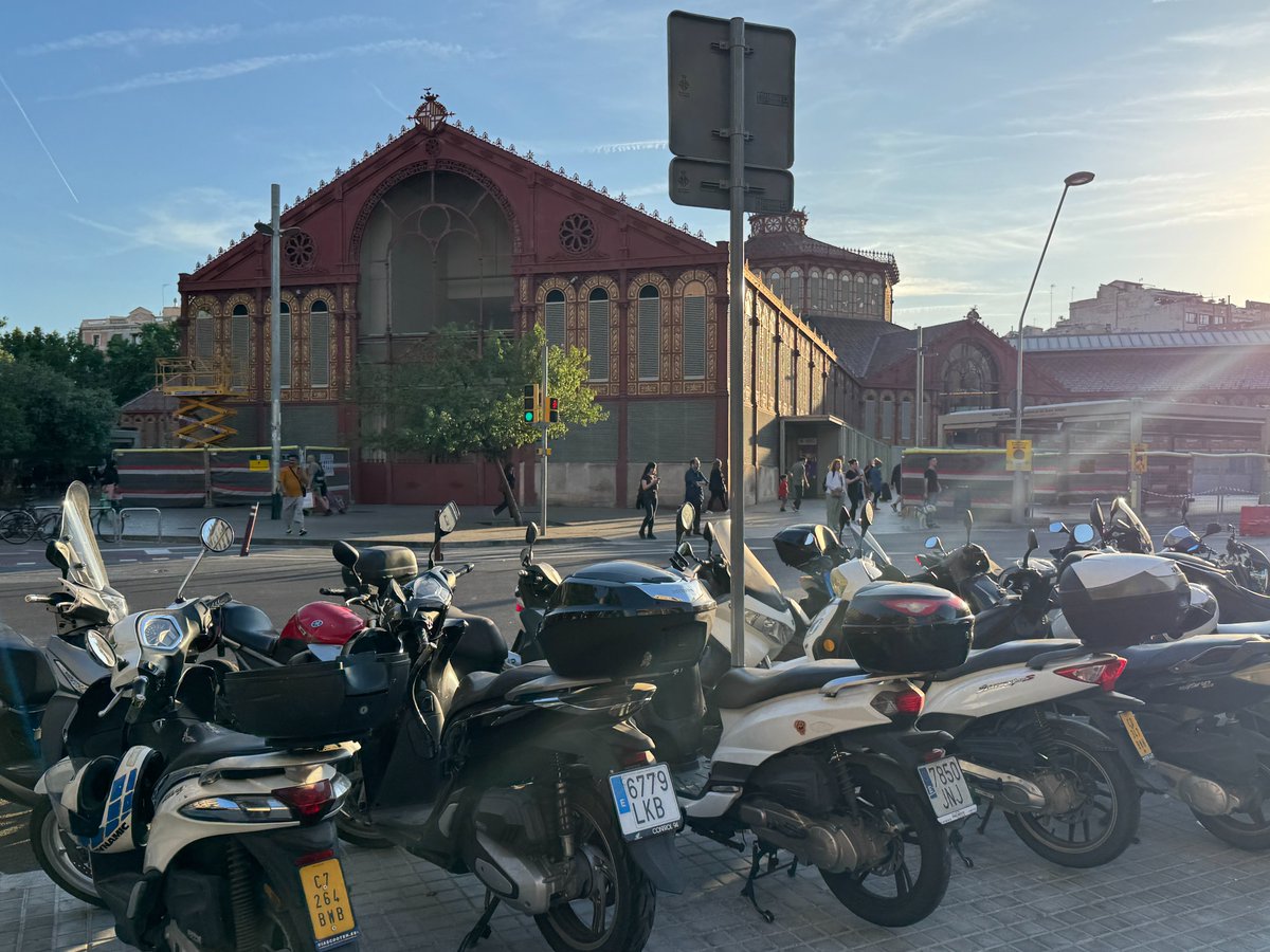 Pregunta:

Aquesta senyal de 🅿️ de motos, vol dir que es pot aparcar a la vorera de la nova Ronda Sant Antoni o fa referència a l'aparcament de motos que hi ha l'asfalt?