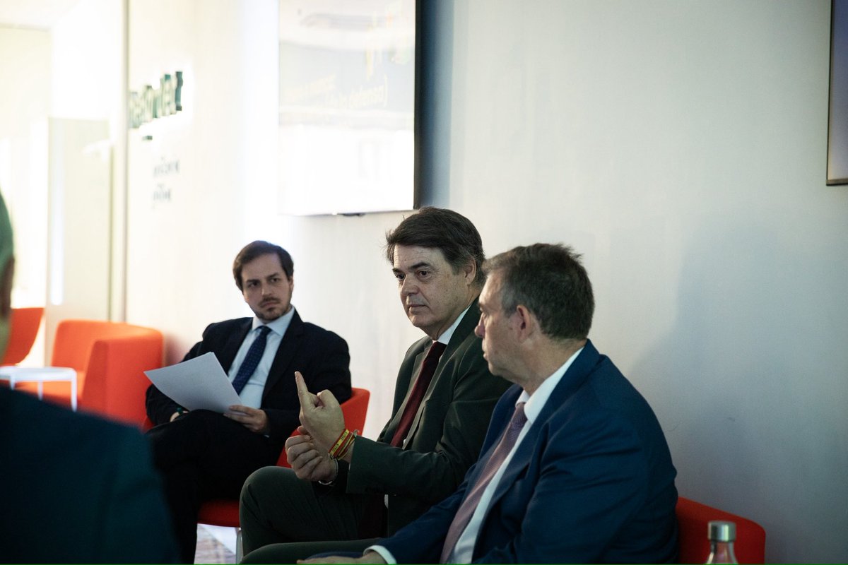 🇪🇺 Ahora o nunca: el momento (de la defensa) de la UE.

Una conversación entre los portavoces parlamentarios del PP, @carlosrojas_PPA, y del PSOE, @joseantoniojun, y (algunos de) los principales directivos de la industria española (hoy) en la sede de beBartlet en Madrid.
