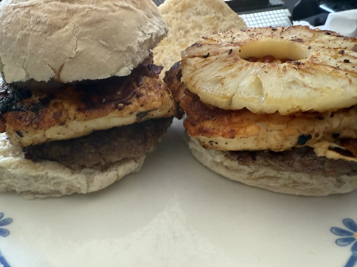 Smash burger with grilled halloumi, grilled pineapple and BBQ sauce ❤️❤️❤️