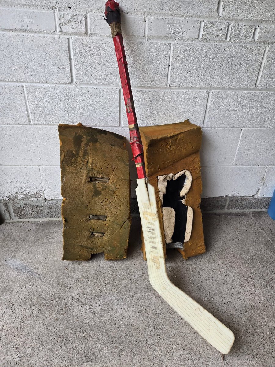 KevinWeekes's tweet image. This is what street hockey goalie gear looked like for us in the 70’s and 80’s. Sponge 🧽 pads from old sofa 🛋️ cushions. Big dreams start small. How many of you can relate ? #HockeyX 
📸 Facebook Vintage Goalie Group