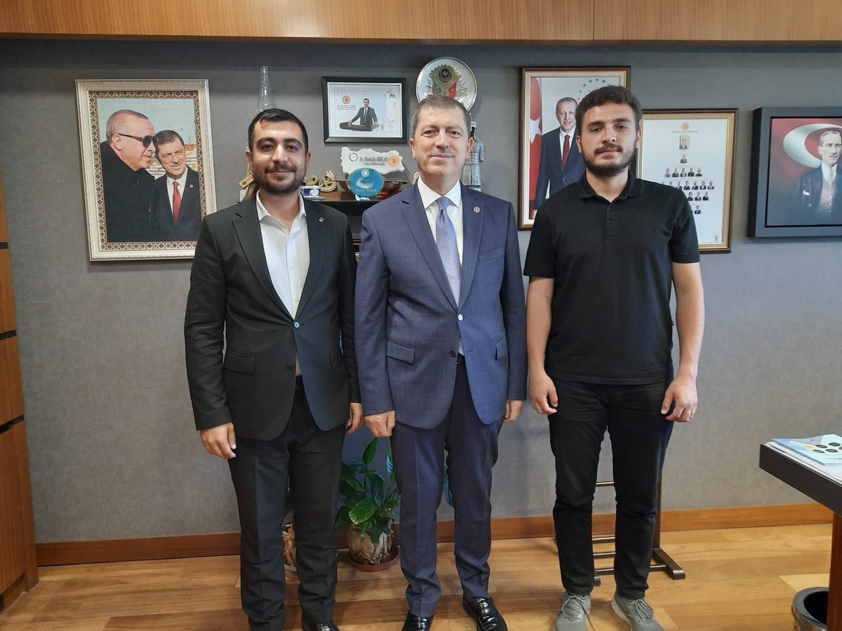 📍TBMM
AK Parti İl Gençlik Kolları Başkanımız Hasan Baki Çavdar ve Ebubekir Güler kardeşimize ziyaretlerinden dolayı teşekkür ediyor, çalışmalarında başarılar diliyorum.