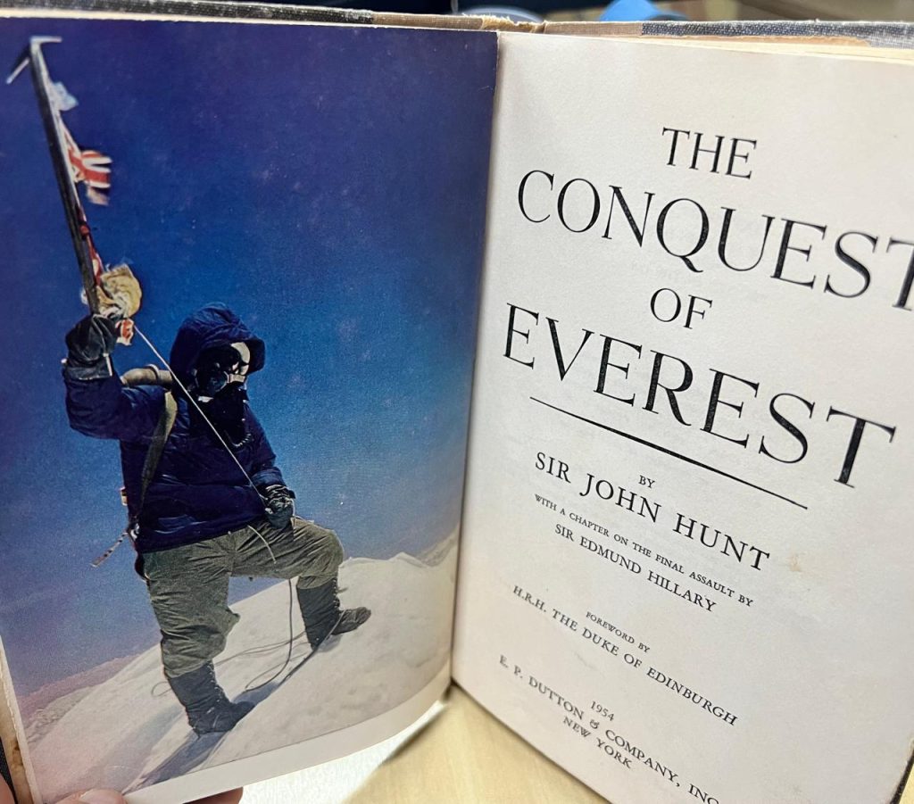Dia 29 de maio e 1953 o neozelandês Edmund Hillary e o tibetano-nepalês Tenzing Norgay se tornaram os primeiros homens a alcançar o cume do Monte Everest, a montanha mais alta do mundo. A foto que ilustra este post é de Norgay, de pé no topo da montanha, celebrando a vitória