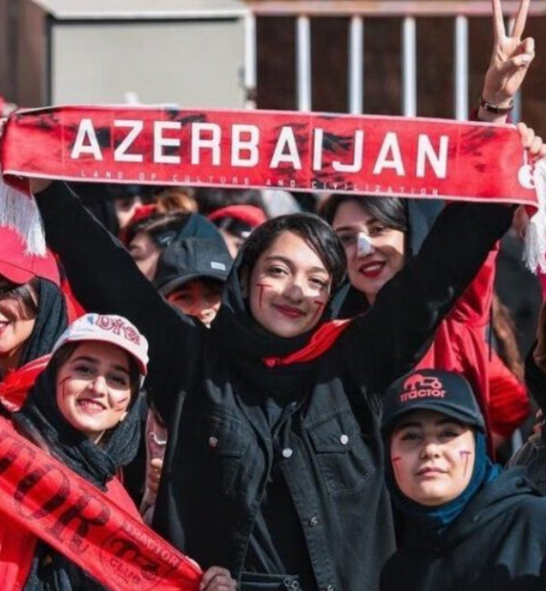احضار، تهدید و بازداشت هواداران زن تیم تراکتور

بر اساس گزارش‌های دریافتی، پس از پایان رقابت‌های لیگ برتر فوتبال ایران که با قهرمانی تیم تراکتور به پایان رسید، نیروهای امنیتی به بهانه‌هایی نظیر عدم رعایت حجاب، سر دادن شعارهای امنیتی و طرح مطالبات حقوقی توسط بانوان هوادار تراکتور