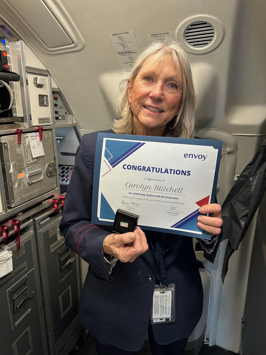 Cheers to Envoy Flight Attendant Carolyn on her 1️⃣0️⃣year service anniversary!🥳 Thank you for all the inflight smiles 😀