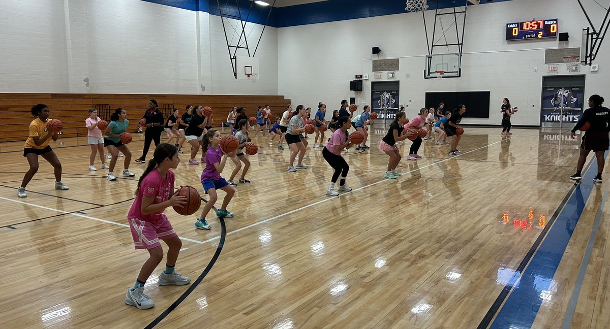 acmladytigerbb's tweet image. Day #2 of camp in the books! Lots of skills, fundamentals & of course FUN‼️🏀🏀 These young ladies are bringing it everyday! @ConsolHS @CSISDAthletics @AMCHSTigerClub #FutureIsBright👀😎🏀