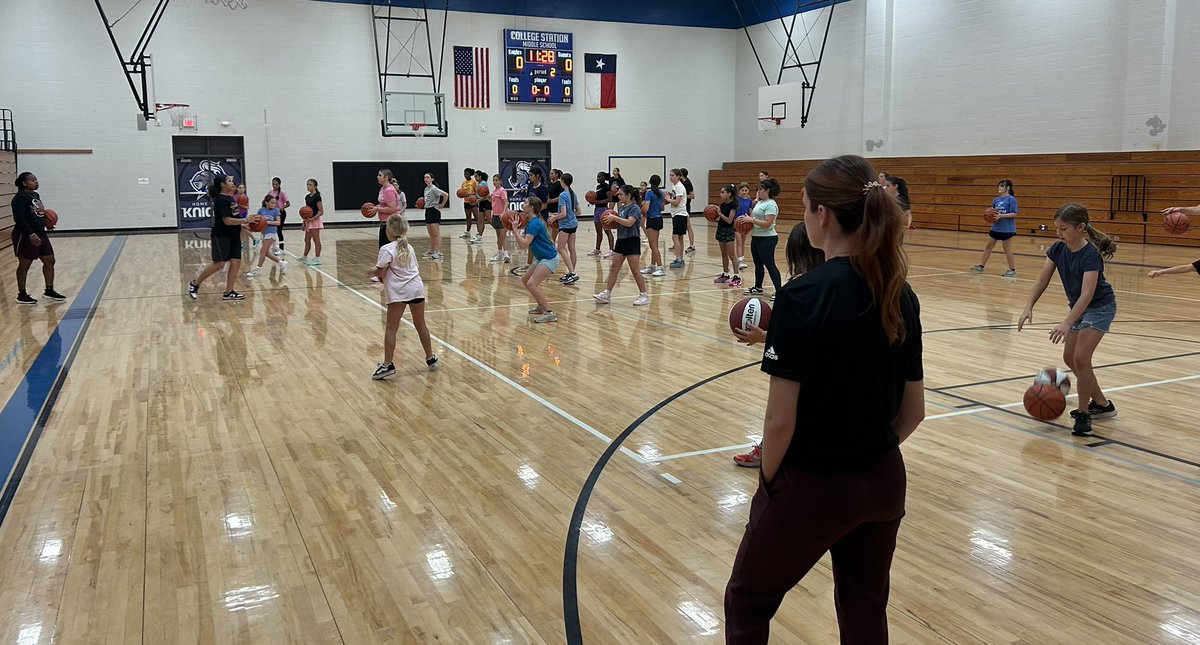 acmladytigerbb's tweet image. Day #2 of camp in the books! Lots of skills, fundamentals & of course FUN‼️🏀🏀 These young ladies are bringing it everyday! @ConsolHS @CSISDAthletics @AMCHSTigerClub #FutureIsBright👀😎🏀