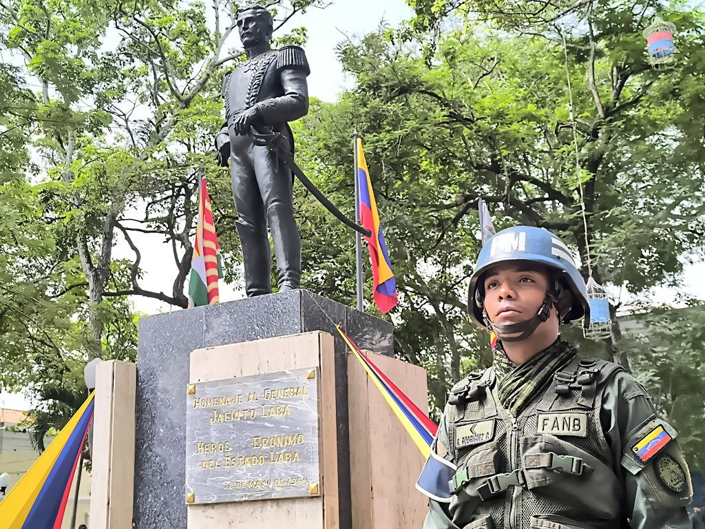 VzlaTodaIribarr's tweet photo. 📍 En perfecta unión cívico militar parada militar-policial y ofrenda ecológica realizada en la Plaza #JacintoLara en honor a su Natalicio, a cargo de los Poderes Públicos,FANB y autoridades regionales/municipales.

📸 Cortesía @GuaraLuisJonas

#SomosPuebloIndestructible
#CHCh https://t.co/DMeOhc3mZ8