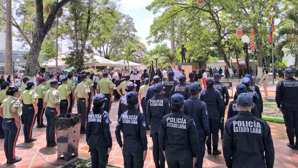 VzlaTodaIribarr's tweet photo. 📍 En perfecta unión cívico militar parada militar-policial y ofrenda ecológica realizada en la Plaza #JacintoLara en honor a su Natalicio, a cargo de los Poderes Públicos,FANB y autoridades regionales/municipales.

📸 Cortesía @GuaraLuisJonas

#SomosPuebloIndestructible
#CHCh https://t.co/DMeOhc3mZ8