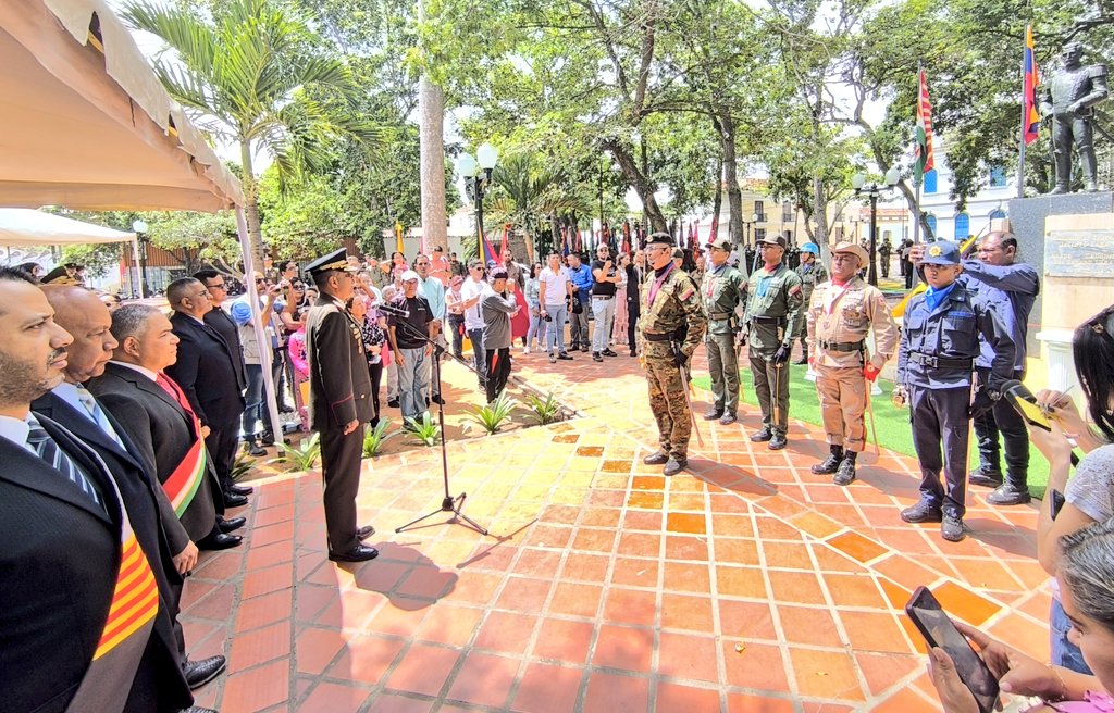 VzlaTodaIribarr's tweet photo. 📍 En perfecta unión cívico militar parada militar-policial y ofrenda ecológica realizada en la Plaza #JacintoLara en honor a su Natalicio, a cargo de los Poderes Públicos,FANB y autoridades regionales/municipales.

📸 Cortesía @GuaraLuisJonas

#SomosPuebloIndestructible
#CHCh https://t.co/DMeOhc3mZ8
