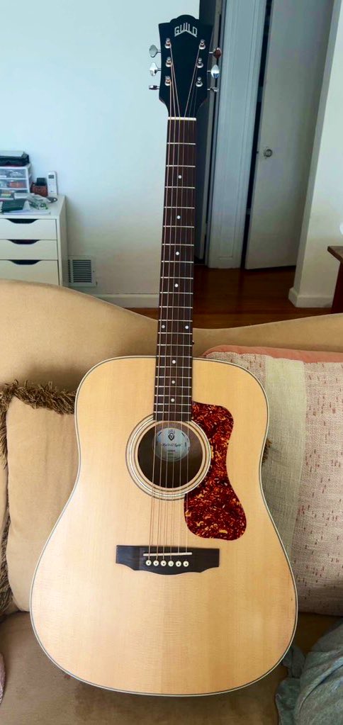 I got a new guitar today guys 😊🎸