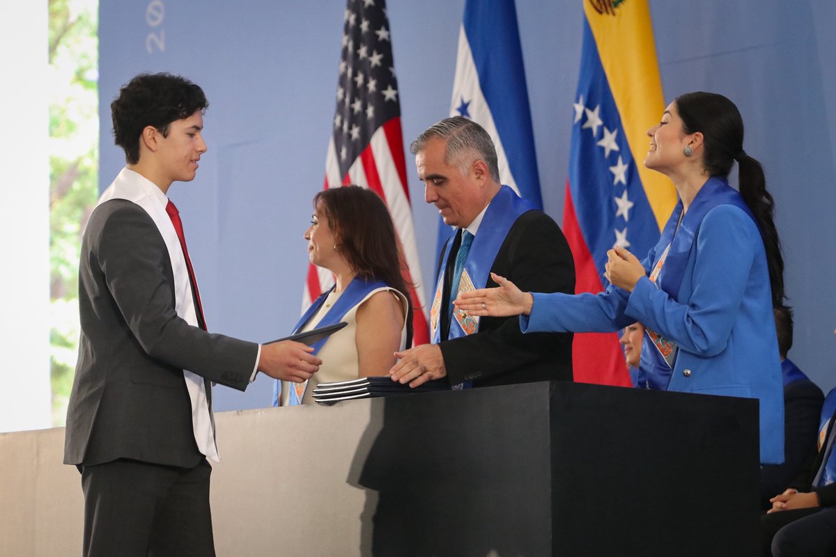 prepatecsta's tweet image. ¡Lo lograron, santaneras y santaneros! 🎓🎊

Se reconoce con mucho orgullo el camino recorrido por ustedes, y les deseamos lo mejor en esta nueva etapa. 
¡Que este sea el inicio de un futuro lleno de éxitos y sueños cumplidos! 🎉👏

#PrepaTecSantaAnita #GraduaciónPrepaTec