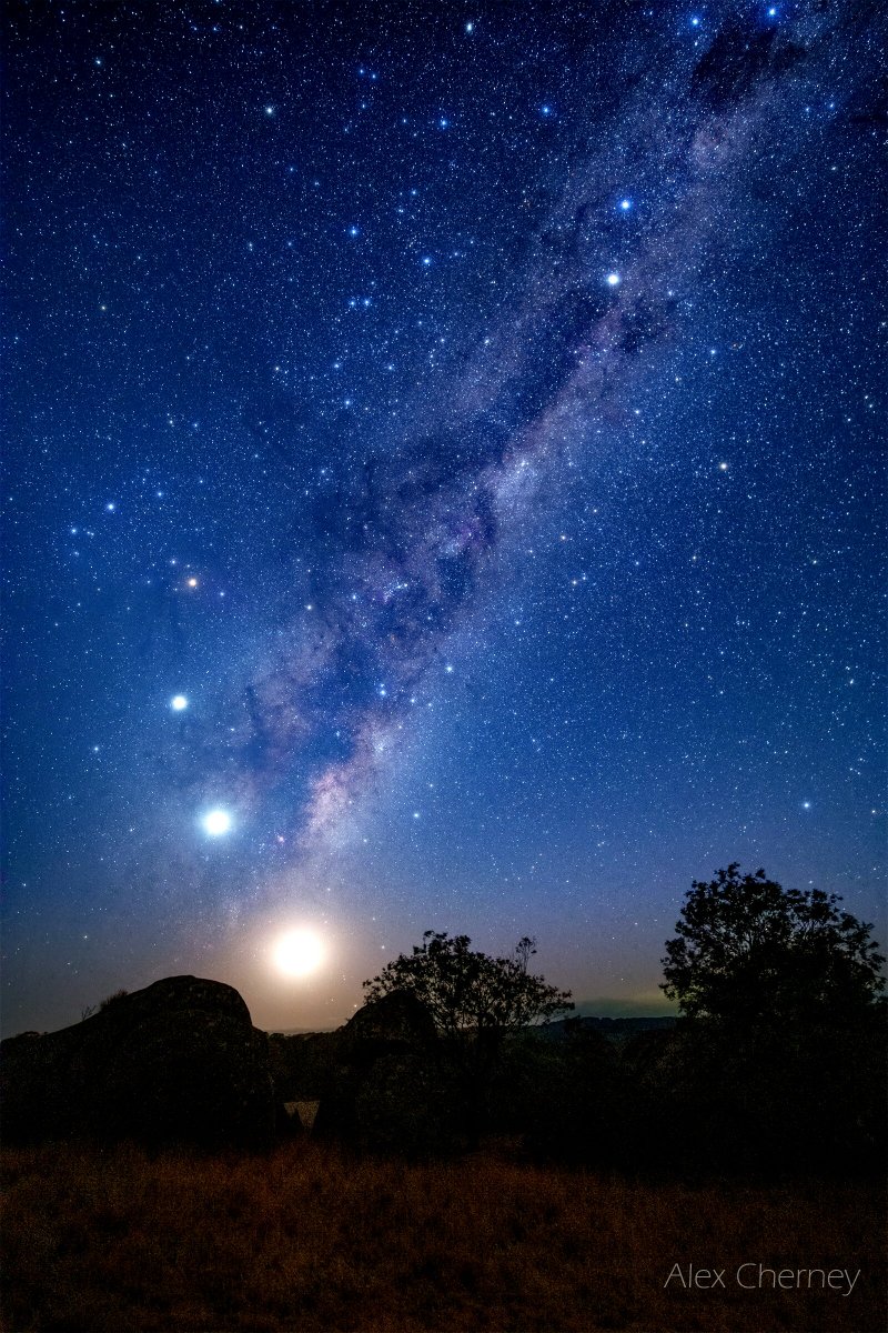 Milky Way, Moon, Venus, Jupiter, and Saturn — can you spot Saturn?