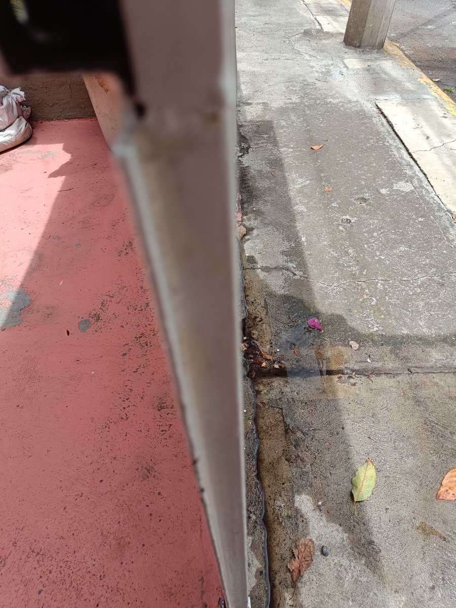 Simpsonliza's tweet photo. @OPDM_Tlalne  Quiero reportar una fuga de agua en la banqueta afuera de mi casa , es urgente https://t.co/TJNbQS9YZz