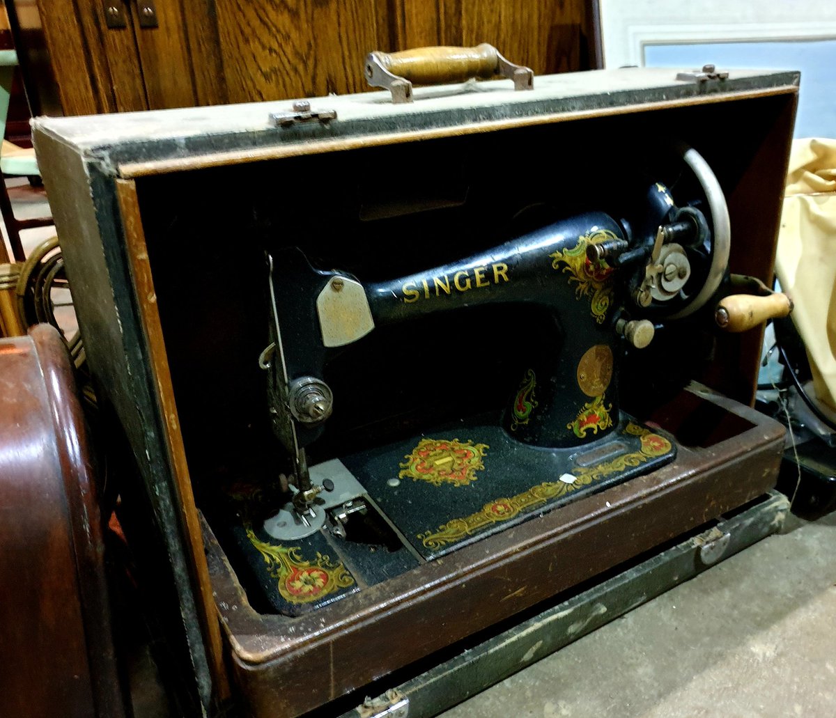 rejuvecuriosity's tweet image. Could be handy when we (UK) get the #powercuts! 🤔👍pls follow &amp;amp; be the first to see our curios.

#AntiqueSewingMachine
#VintageSewing
#SewingMachineCollector
#RetroSewing
#VintageSewingMachine
#SewingHistory
#AntiqueSew
#OldSewingMachine
#SewingMachineRestoration
#ClassicSewing