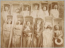 El 28 de mayo de 1871, dio comienzo la Semana Sangrienta durante la cual, tras aplastar la Comuna de París, el Gobierno burgués fusiló a 20.000-50.000 comuneros para recuperar el control de la ciudad. La represión fue brutal.
(1)