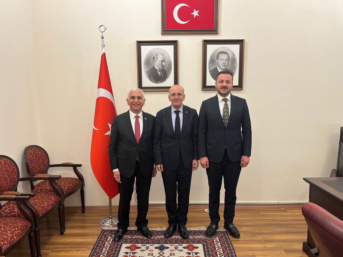 Mervan Gül (@mervangul56) on Twitter photo 📍TBMM
Hazine ve Maliye Bakanımız Sayın Mehmet Şimşek’e, AK Parti Siirt İl Başkanımız Sayın Bahri Caner Özturan ile birlikte ziyarette bulunduk.
Sayın Bakanımıza, nazik misafirperverlikleri için teşekkürlerimizi sunuyoruz.
<a href="/memetsimsek/">Mehmet Simsek</a>
<a href="/AvCanerOzturan/">Av. Bahri Caner ÖZTURAN</a> 📍TBMM
Hazine ve Maliye Bakanımız Sayın Mehmet Şimşek’e, AK Parti Siirt İl Başkanımız Sayın Bahri Caner Özturan ile birlikte ziyarette bulunduk.
Sayın Bakanımıza, nazik misafirperverlikleri için teşekkürlerimizi sunuyoruz.
<a href="/memetsimsek/">Mehmet Simsek</a>
<a href="/AvCanerOzturan/">Av. Bahri Caner ÖZTURAN</a>