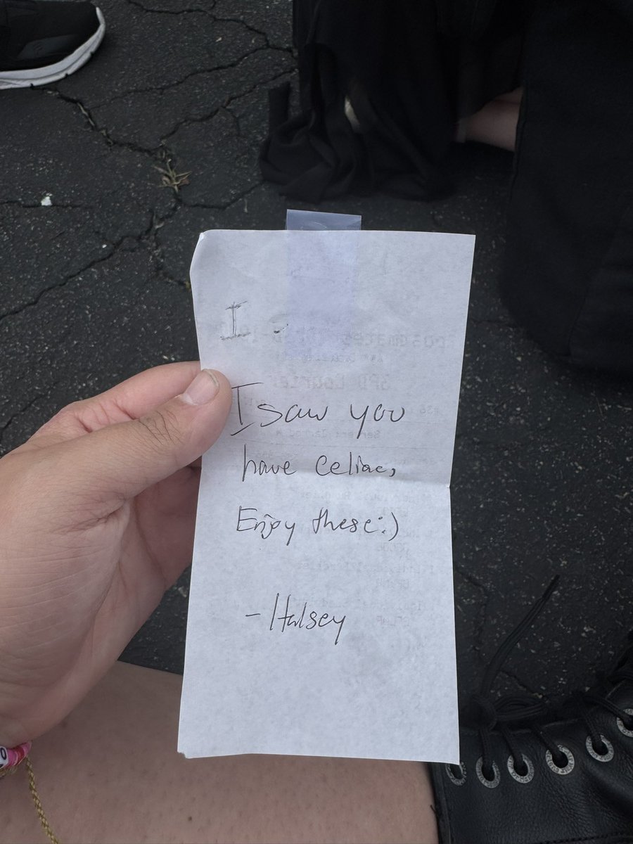 CVRSEDWITHRAGE's tweet image. halsey is such an angel btw im crying
