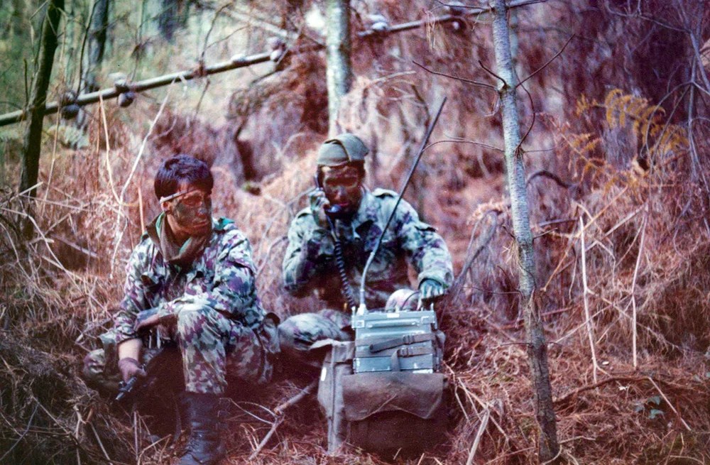 🇪🇸COE 72 "Pelayo".

Guerrilleros de la COE de Gijón durante un ejercicio en los montes asturianos.

Portan subfusil Star Z-70, 📡radio AN/PRC-77 y mimeta en patrón "rocoso" español.