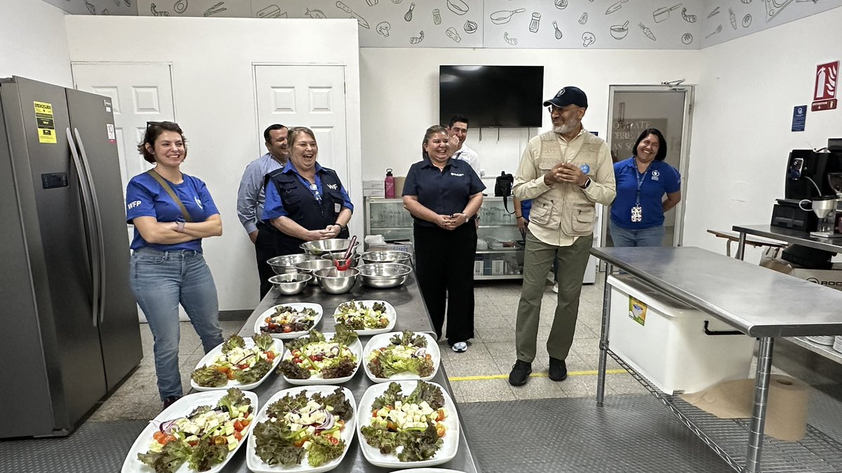WFP El Salvador (Programa Mundial de Alimentos) (@wfp_sv) on Twitter photo ¡Los jóvenes de #GastroLab <a href="/surfcity/">Surf City</a> demuestran sus habilidades culinarias! 👩🍳👨🍳
Hoy, <a href="/rlwfp/">Riaz Lodhi</a> junto a Sheila Grudem, de <a href="/WFP_es/">WFP Español</a> visitaron Gastro-Lab Santa Ana y evidenciaron las oportunidades que genera la fusión entre la gastronomía y el turismo en los jóvenes 🥗💚 ¡Los jóvenes de #GastroLab <a href="/surfcity/">Surf City</a> demuestran sus habilidades culinarias! 👩🍳👨🍳
Hoy, <a href="/rlwfp/">Riaz Lodhi</a> junto a Sheila Grudem, de <a href="/WFP_es/">WFP Español</a> visitaron Gastro-Lab Santa Ana y evidenciaron las oportunidades que genera la fusión entre la gastronomía y el turismo en los jóvenes 🥗💚