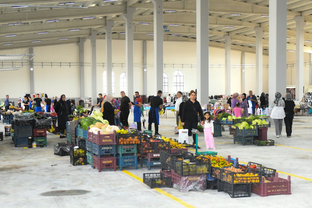 Valimiz Edremit TOKİ’deki Kapalı Semt Pazarında İncelemelerde Bulundu

Valimiz Sn. Ozan Balcı, Ak Parti İl Başkanı Sn. Abdulahat Arvas ile Edremit İlçesi Eski Cami Mahallesi yeni TOKİ’de yapımı tamamlanan ve hizmete açılan kapalı semt pazarında incelemelerde bulunarak esnaf ve