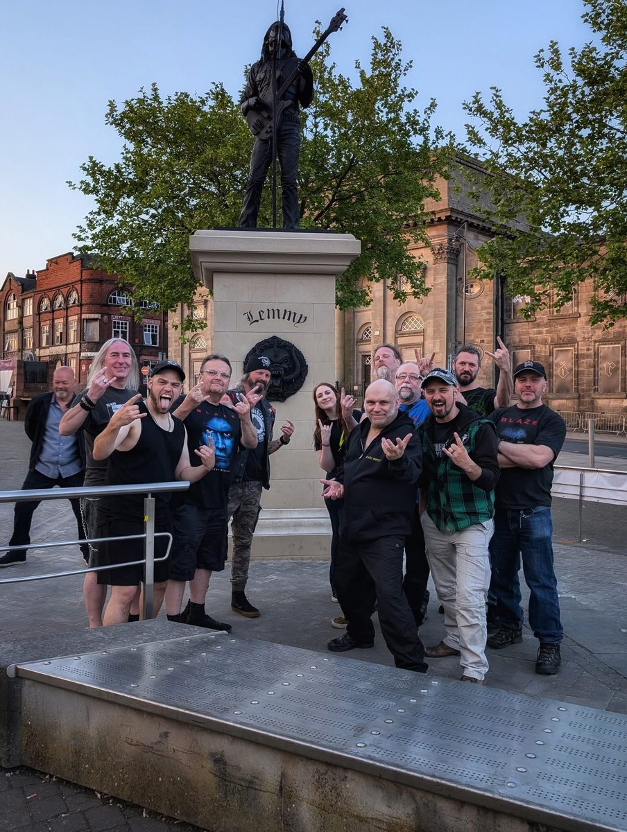 White Raven Down (@whiteravendown) on Twitter photo Goofing around whilst paying respect to the great man Lemmy Kilmister of <a href="/myMotorhead/">Official Motörhead</a> right after we performed at Eleven with <a href="/realblazebayley/">blazebayleyofficial</a>…
If Carling did Sunday afternoons.. it would be like this… 🖤👌 Goofing around whilst paying respect to the great man Lemmy Kilmister of <a href="/myMotorhead/">Official Motörhead</a> right after we performed at Eleven with <a href="/realblazebayley/">blazebayleyofficial</a>…
If Carling did Sunday afternoons.. it would be like this… 🖤👌