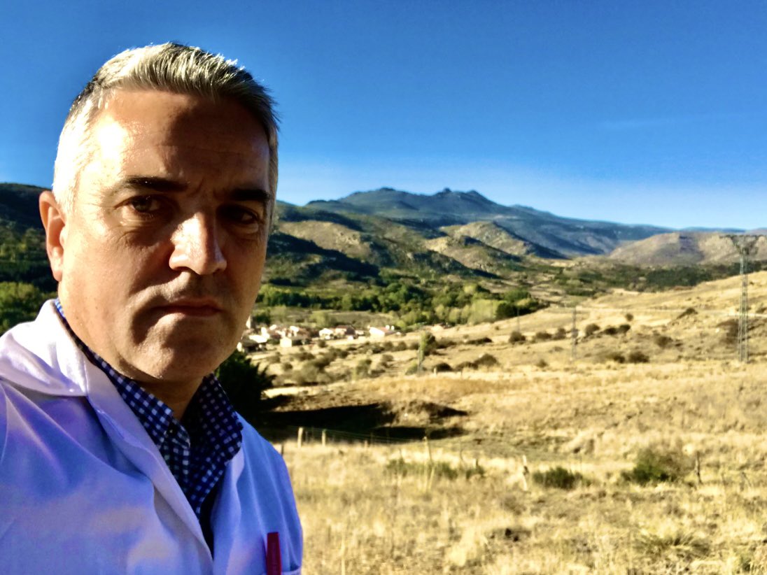 Médico de Familia.
Vamos, el  médico del consultorio, el del ambulatorio, el del pueblo.
Soy médico rural.

Que no tiene prestigio o glamour? 
Mis pacientes han llorado junto a mí cuando cambio de destino.

El “prestigio “ que impone la “Sociedad” no lo cambio por esas lágrimas.