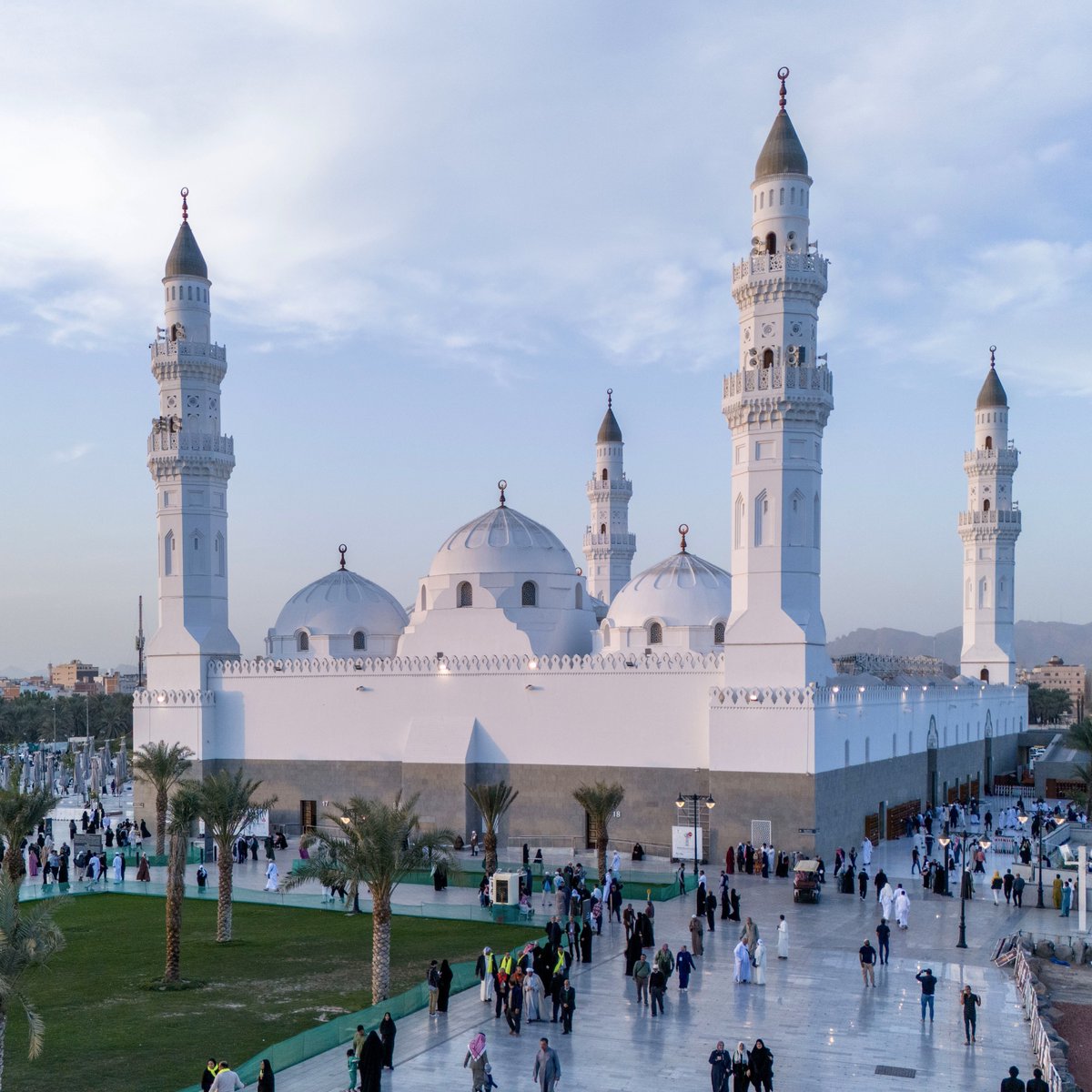 fahadbuliheshi's tweet photo. في موسم الحج، تتكامل الخدمات وتتضافر الجهود في #المدينة_المنورة لاستقبال #ضيوف_الرحمن، انطلاقًا من نهج الدولة المبارك - أيدها الله - في خدمة الحرمين الشريفين ورعاية قاصديهما.
مرحبًا بحجاج بيت الله الحرام في طيبة الطيبة.

#رؤية_السعودية_2030 https://t.co/gjPY0arl6H