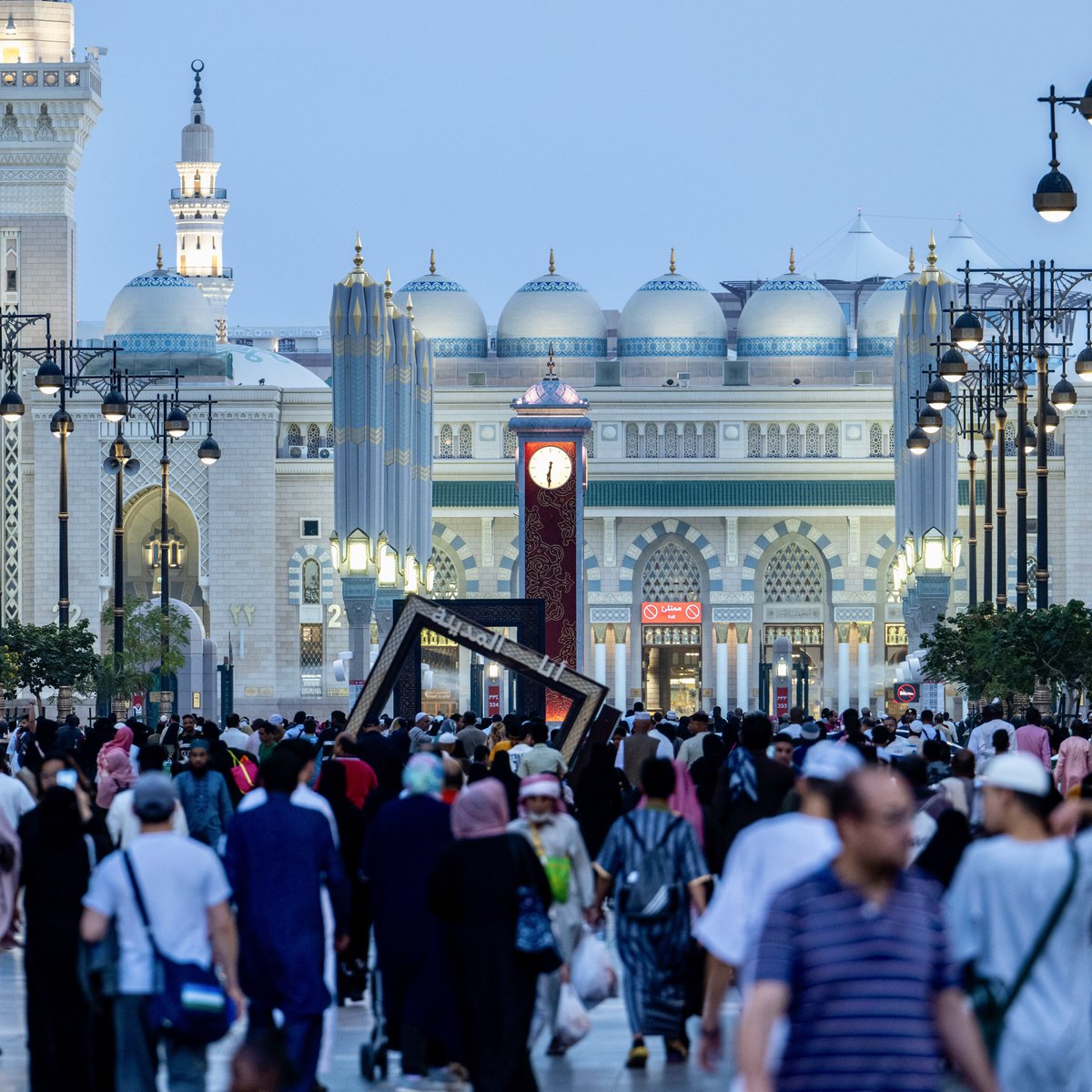 fahadbuliheshi's tweet photo. في موسم الحج، تتكامل الخدمات وتتضافر الجهود في #المدينة_المنورة لاستقبال #ضيوف_الرحمن، انطلاقًا من نهج الدولة المبارك - أيدها الله - في خدمة الحرمين الشريفين ورعاية قاصديهما.
مرحبًا بحجاج بيت الله الحرام في طيبة الطيبة.

#رؤية_السعودية_2030 https://t.co/gjPY0arl6H