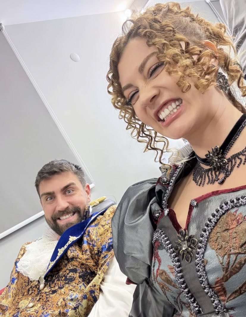 çağbur kerem’in yine gördüğü saçma sapan rüyalarından birini çekiyormuş da bu da kamera arkası ayker’iymiş gibi😭😭😭 afili aşk’ım seni çok özledim