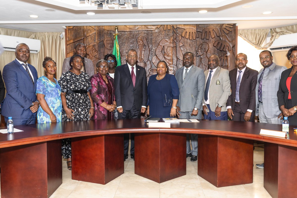 Ce 28 Mai2025 Le VPG Alexandre Barro Chambrier a reçu une délégation de l’UNESCO, conduite par la ministre d’État à l’Éducation nationale, Camélia Ntoutoume Leclercq, pour discuter du rôle de l’UNESCO dans le Plan sectoriel de l’éducation nationale du #Gabon #Éducation #UNESCO