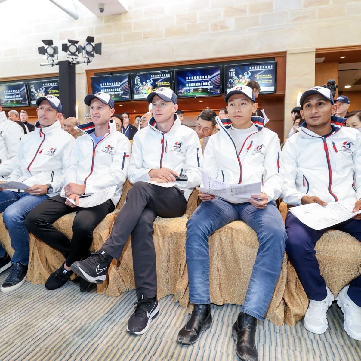 HKRacingUS's tweet image. 🚨 SPECIAL GIVEAWAY 🚨

To celebrate VOYAGE BUBBLE winning the Triple Crown, we have two #HKIR jackets to giveaway, just like the ones being worn by the jockeys in these pics! 

To enter*👇

👉 Follow @HKRacingUS 
🔃 Repost this post
✍️ Comment with the jacket size you want