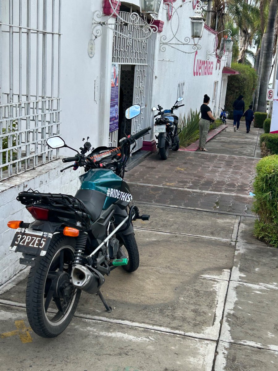 CesarInfante3's tweet photo. @DIF_Cuernavaca bloquean trabajadores accesos y banquetas! Increíble! Ya hablamos con autoridades y el policía de la entrada hasta saluda y les deja estacionarse en lugares prohibidos @CuernavacaGob @supercivicosmx @jluriosteguis https://t.co/qz9aiee3Tq