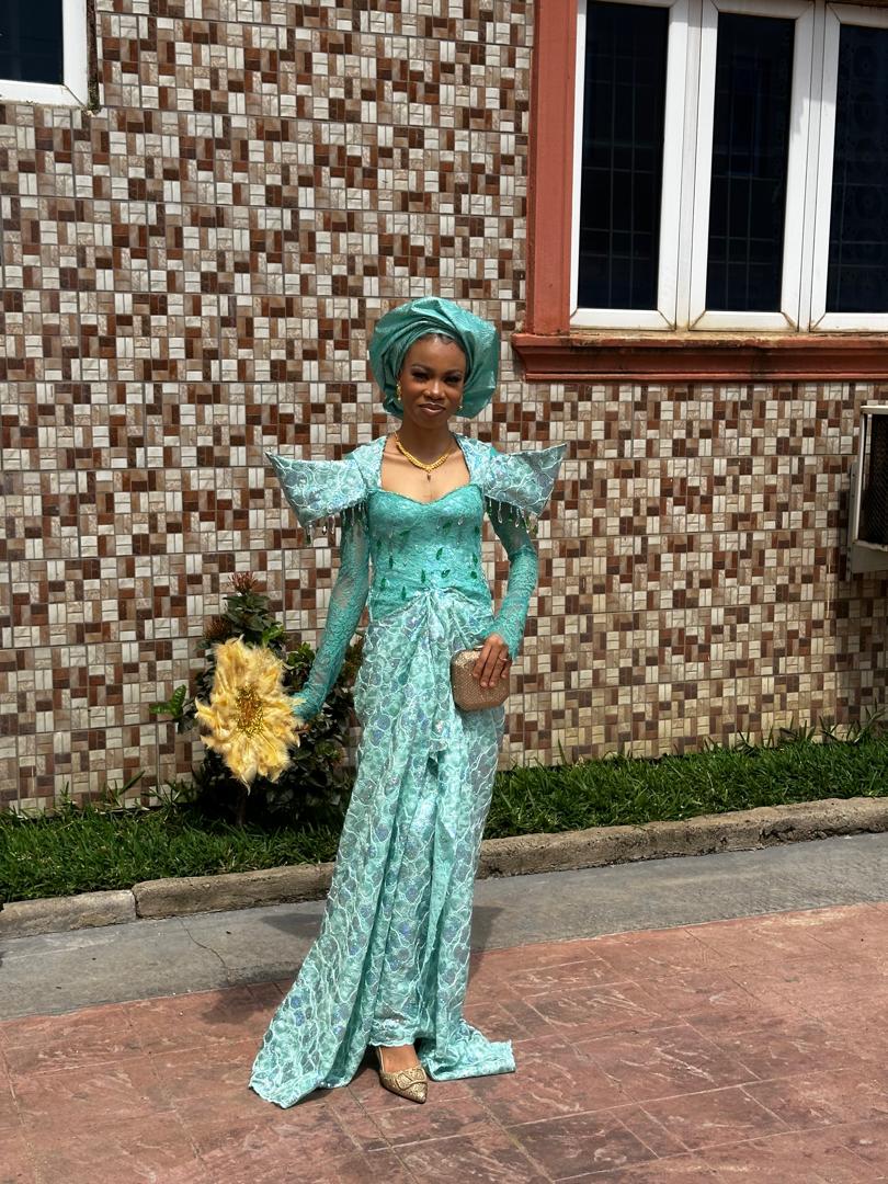 QueenMahmudah's tweet image. Alhamdulilai Robil halamin
This is a dream come through for me ✂️ been a lover of fashion designing since 2017 and now Allah has done it and I can't be thankful enough .
A certified Fashion designer
I made my dress 💯
BIO updated ✔️