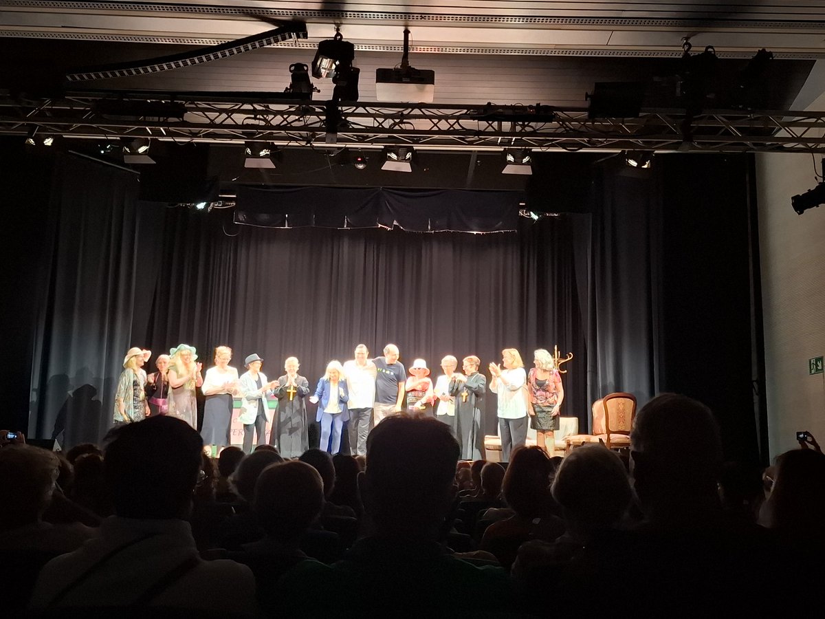 Avui he anat a teatre. A la mostra de teatre de la Gent Gran de l'Eixample 2025. Una divertidíssima obra! I quines actrius!!! He gaudit molt!! Us felicito a totes i també a la direcció!! bcn_eixample