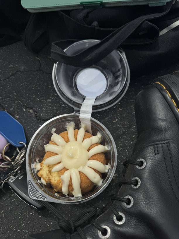 Halsey ordered a treat for a fan today after seeing a post that they couldn’t eat the donuts being passed through the line!