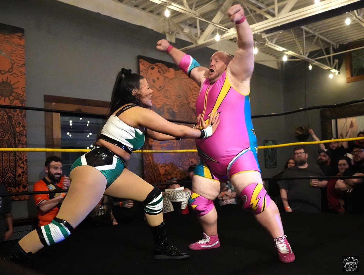 AmberNicoPhoto's tweet image. Paris Van Dale vs. Brian Bayside at Focus Pro Wrestling  in Briantree, MA #focuspro #focusprowrestling #indiewrestling #wrestling #wrestlingmedia #wrestlingfan #wrestlingfans #femalephotographer #digitalphotography #ambernicophoto #ambernico #sony #boston #gothgirl