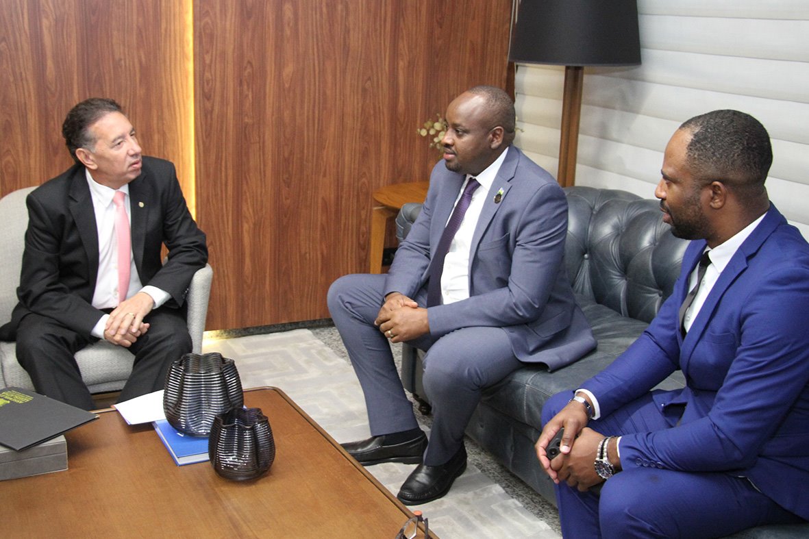 H.E. Ambassador Lawrence Manzi was warmly received by the President of the Legislative Assembly of Mato Grosso do Sul, Deputy Gerson Claro, who presented him with the "Diploma de Visitante Ilustre" (Distinguished Visitor Diploma).