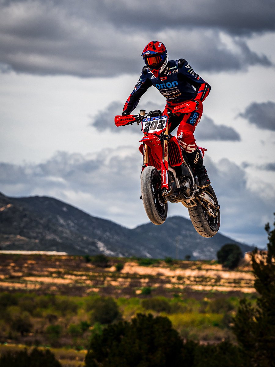 Josealvarezvila's tweet photo. ¿Las Motos pueden Volar? https://t.co/hUnhnNLj8j