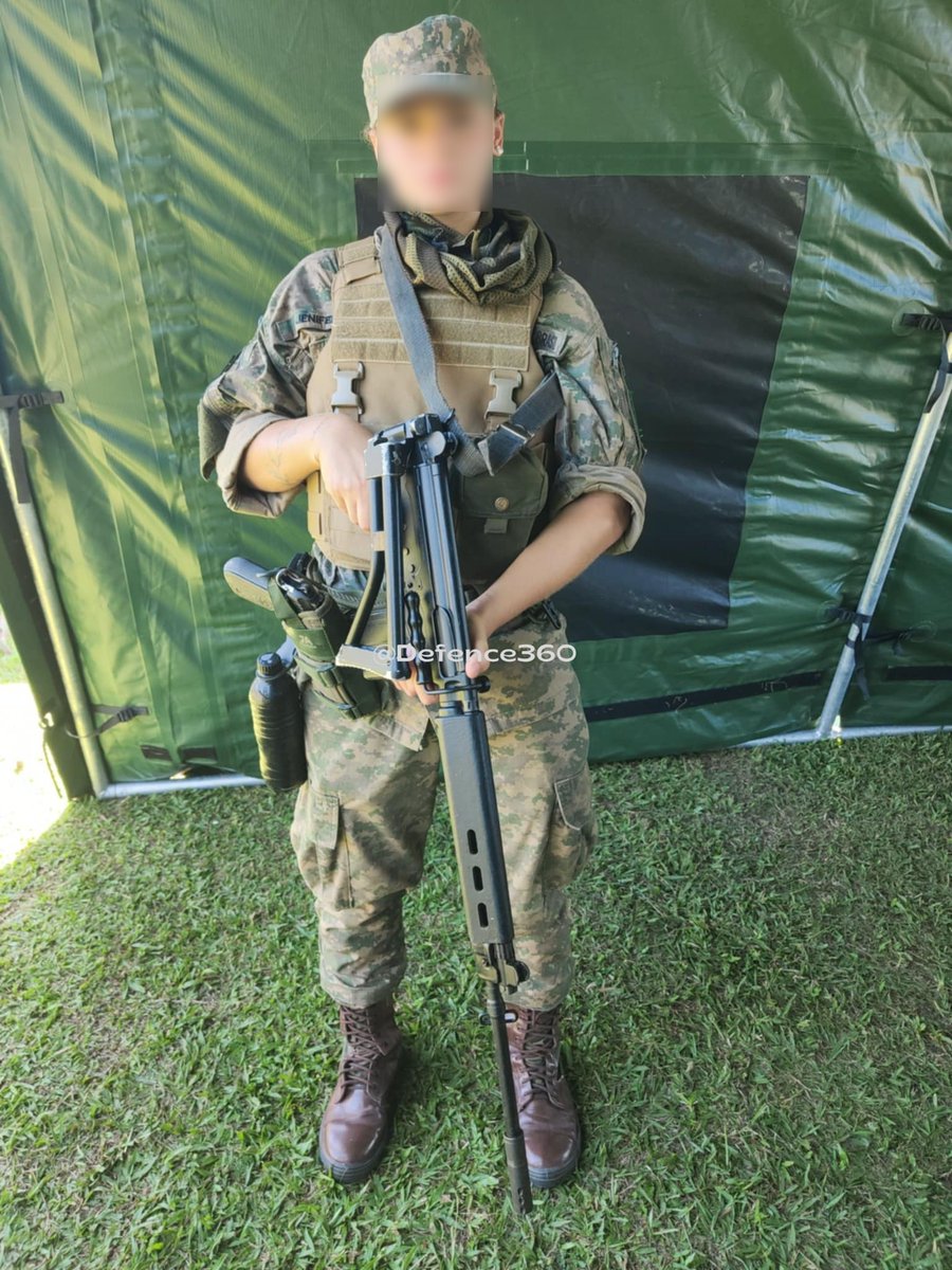 Soldado fuzileiro naval feminina do 1° Batalhão de Operações Litorâneas de Fuzileiros  Navais (1°BtlOpLitFN) do Corpo de Fuzileiros Navais da 🇧🇷 @marmilbr,  armada com o fuzil de 7.62x51mm IMBEL PARAFAL, e equipada, image size:900x1200